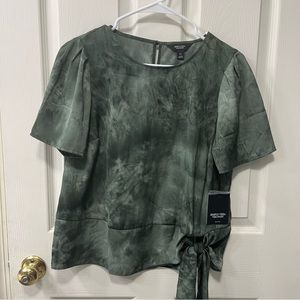 NWT green marble Vera Wang blouse with tie
